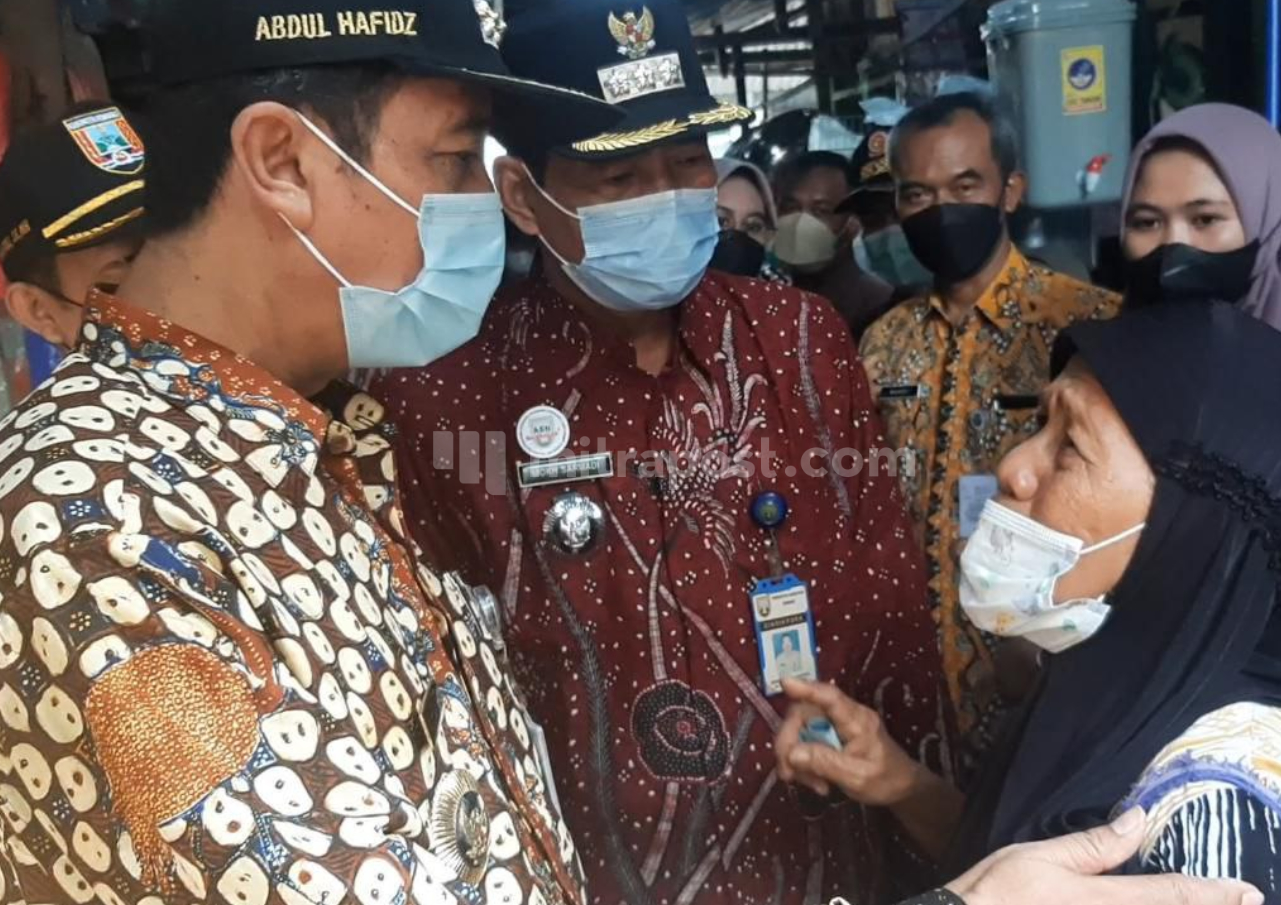 Blusukan ke Pasar, Bupati Rembang Ditagih BLT