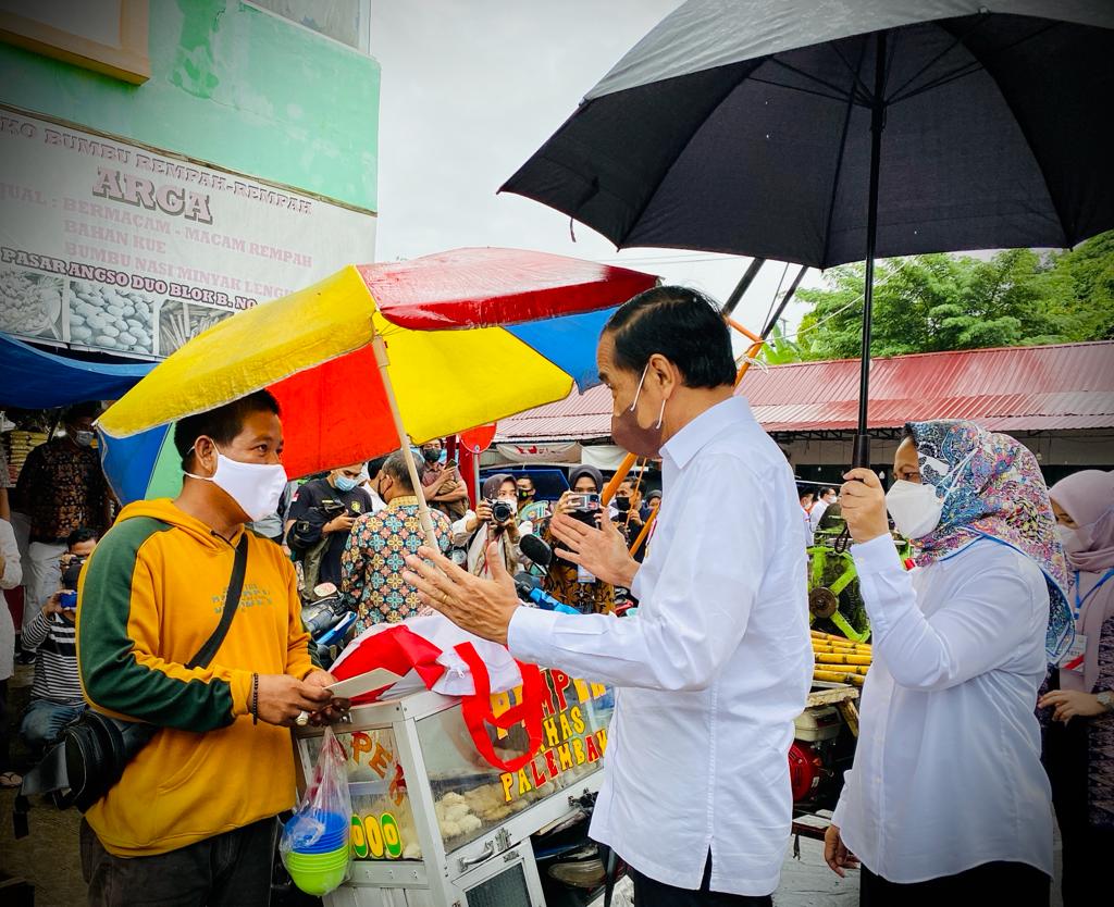 Jokowi Bagi-bagi Duit Rp300 Ribu kepada PKL di Pasar Kota Jambi