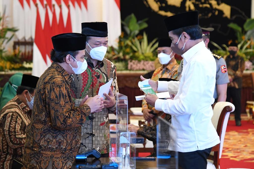 Jokowi dan Ma’ruf Amin Serahkan Zakat