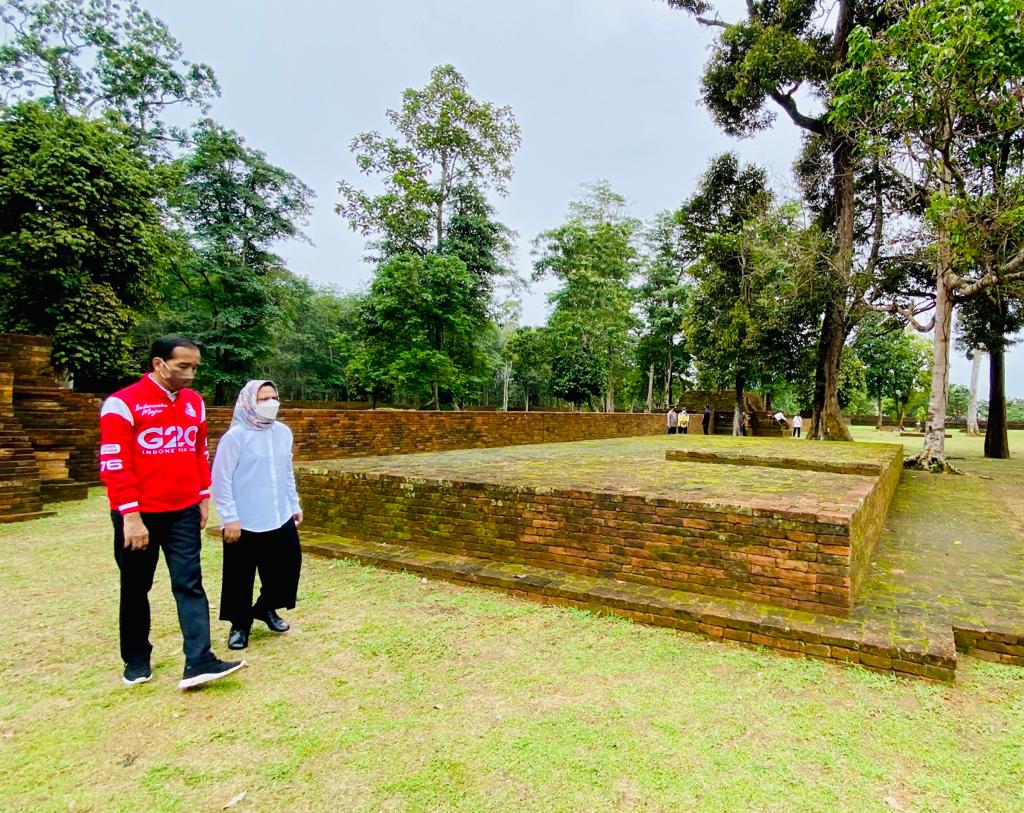 Presiden Bersama Ibu Negara Jalan-jalan ke Cagar Budaya Nasional Muaro Jambi
