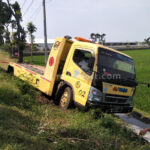 Hindari Pengendara Motor, Truk Towing Terperosok ke Sawah