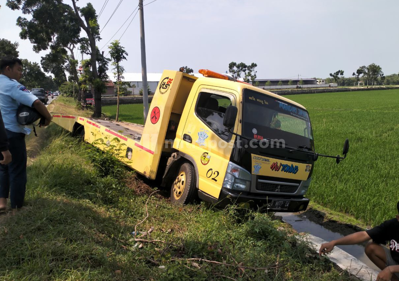 Hindari Pengendara Motor, Truk Towing Terperosok ke Sawah