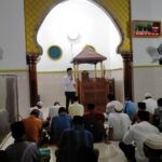 Foto : Endro Dwi Cahyono saat menyampaikan sambutan selesai shalat tarawih berjamaah (Sumber : palevioletred-jellyfish-458835.hostingersite.com/Anang SY)