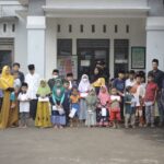 Pemuda karang taruna Bagikan takjil sepanjang jalan Desa Lahar, Tlogowungu (Sumber: Anwar/palevioletred-jellyfish-458835.hostingersite.com)