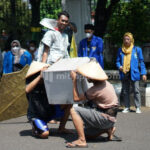 Demo di Pati Tampilkan Teatrikal Pemimpin Otoriter dan Rakyat Tertindas