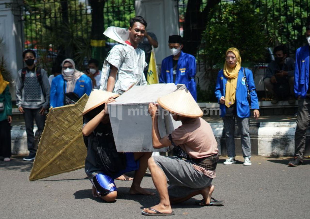 Demo di Pati Tampilkan Teatrikal Pemimpin Otoriter dan Rakyat Tertindas
