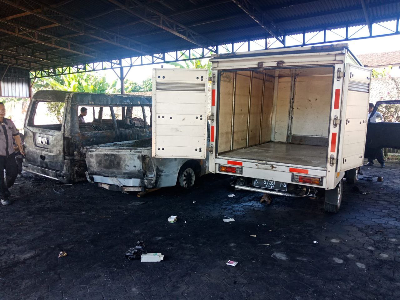 Diduga Alami Korsleting Instalasi Kelistrikan, 3 Mobil Terparkir Hangus Terbakar