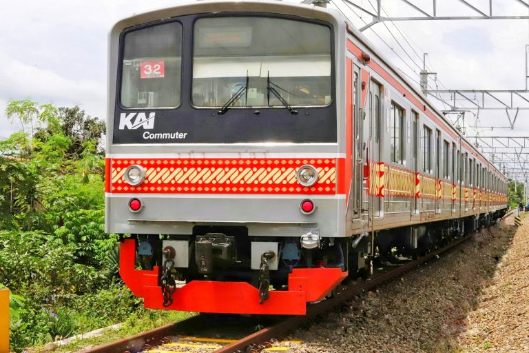 KAI Tambah Kapasitas Penumpang KRL Hingga 80 Persen