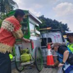 Pedagang Bakso Dorong Gerobak Sampai Masuk Tol