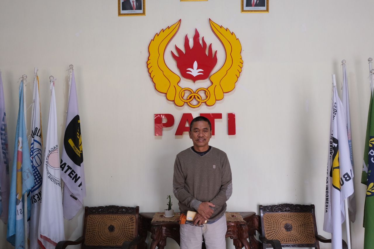 Foto: Mustamaji Ketua KONI Pati saat diwawancarai (Sumber: vind/palevioletred-jellyfish-458835.hostingersite.com)