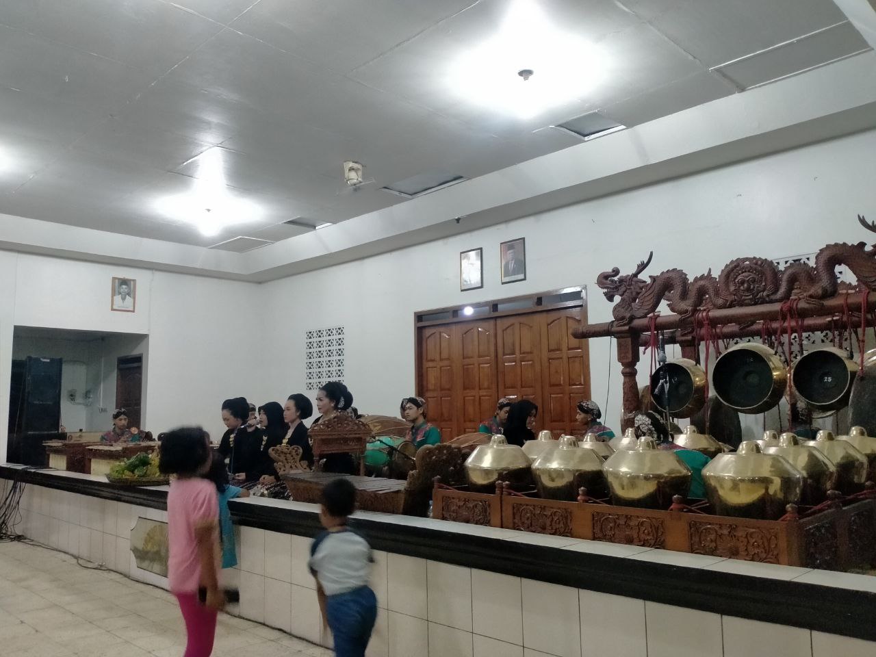 Suguhkan Pagelaran Klenengan , Warga Desa Bakaran Wetan Sambut Sedekah Bumi dengan Antusias