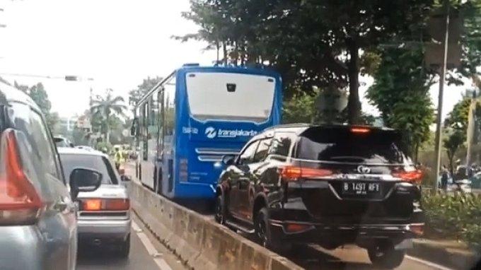 Masuki Jalur Busway, Fortuner Pelat Dewa Berhasil Diamankan