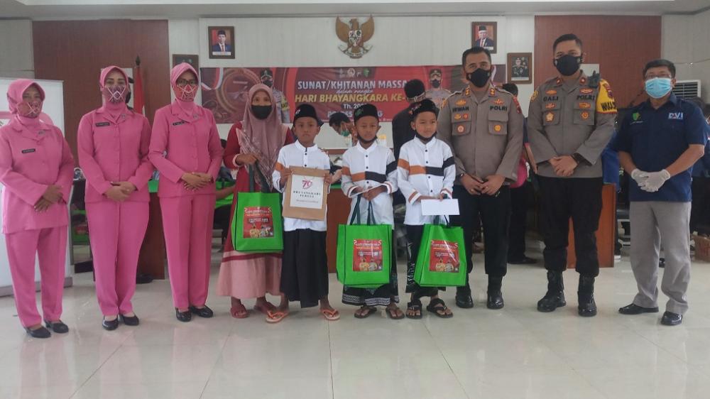 32 Anak Ikuti Khitan Massal di Mapolres Batang