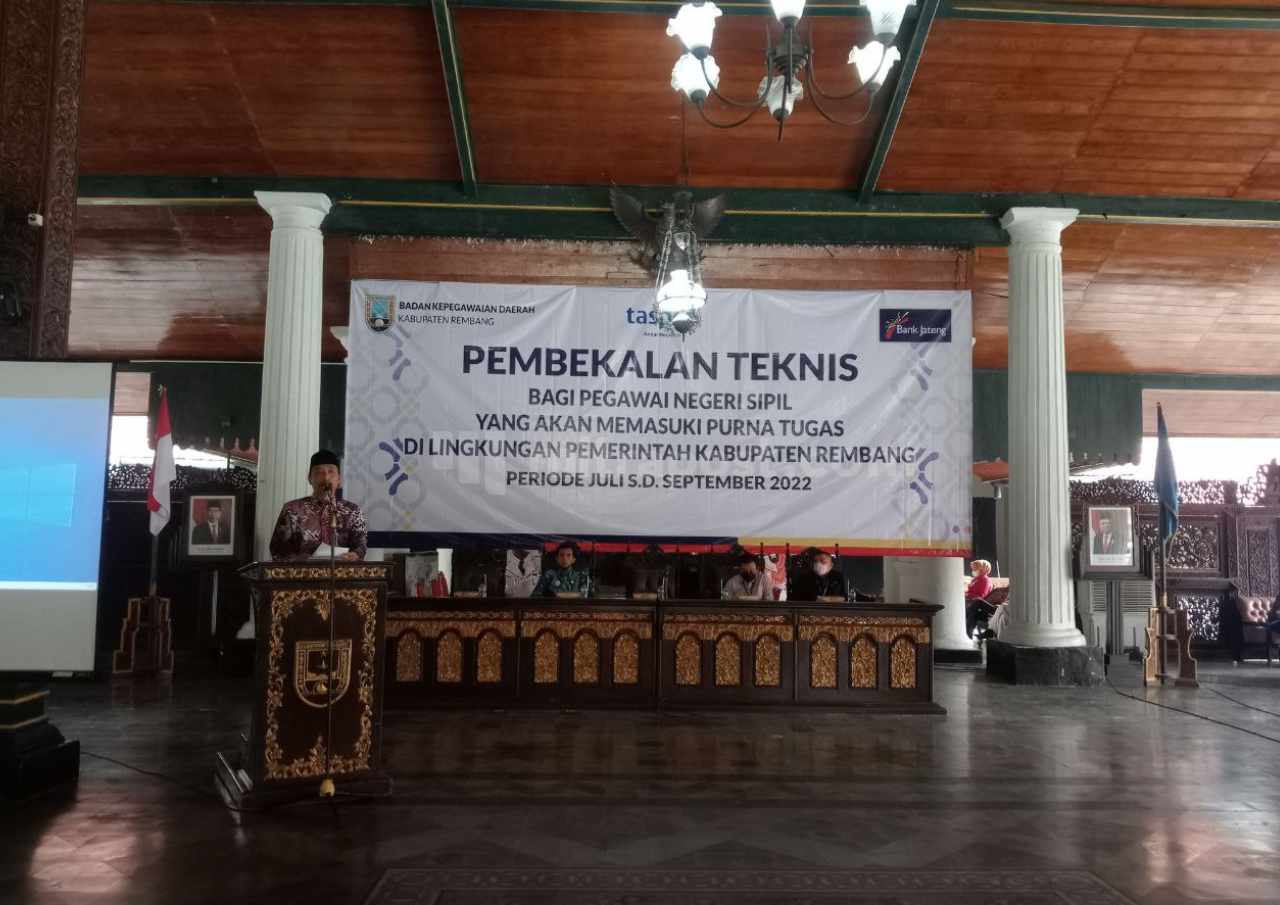 Bupati Rembang Berikan Motivasi bagi PNS yang akan Purna Tugas