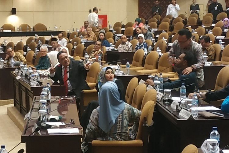 PMK Mewabah, DPR Minta Pemerintah Tak Gunakan RKA Kementan untuk Proyek Bancakan