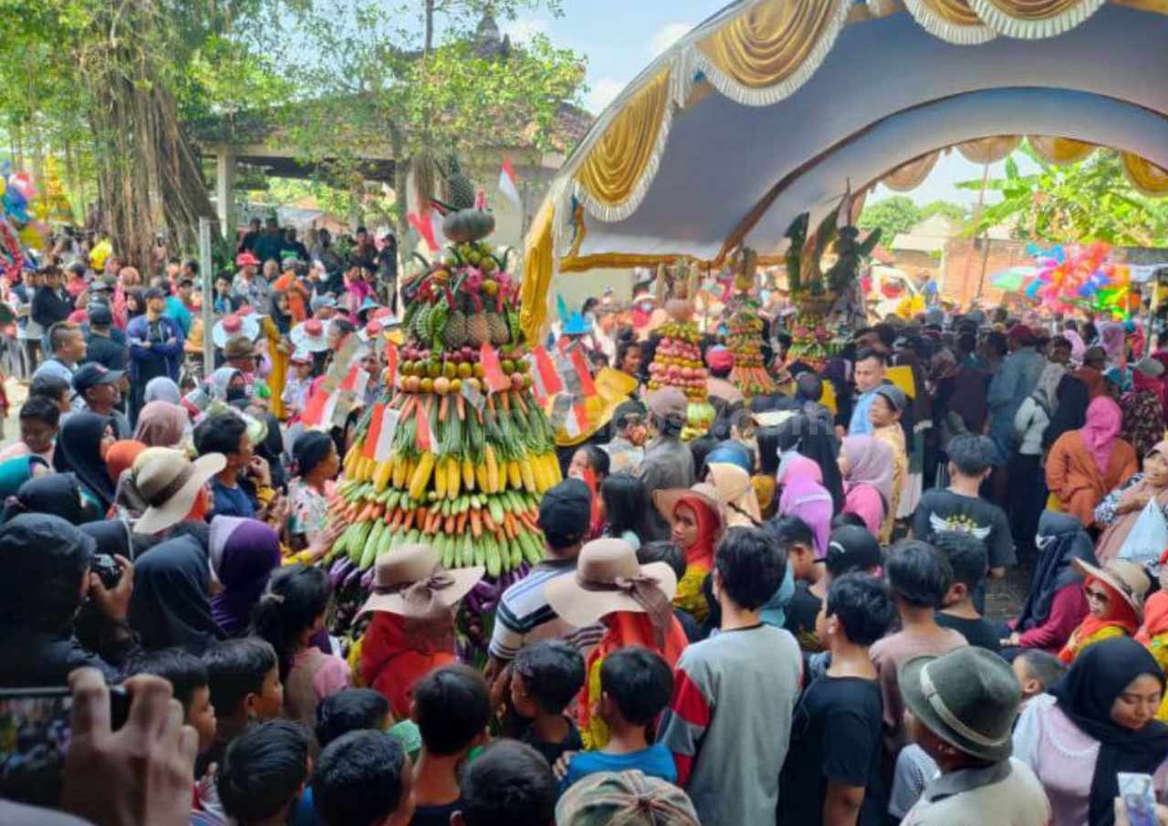 Sedekah Bumi Desa Kropak, Pemdes Gelar Karnaval Budaya Kirab 6 Gunungan Hasil Bumi