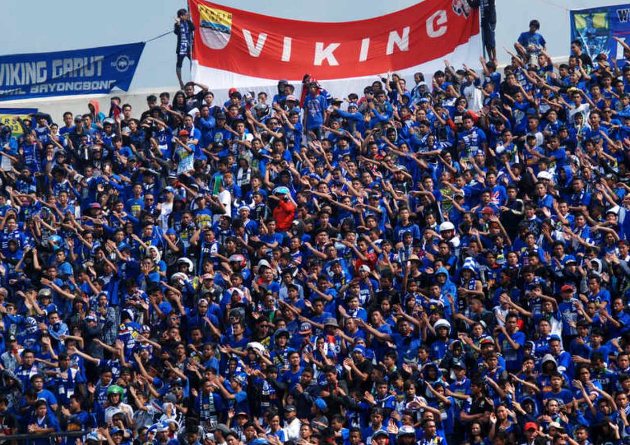 Suporter Persib Ditelanjangi-Dikeroyok di Stadion GBLA