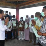 Jokowi Bagi-bagi Sertifikat di Kampung Mola