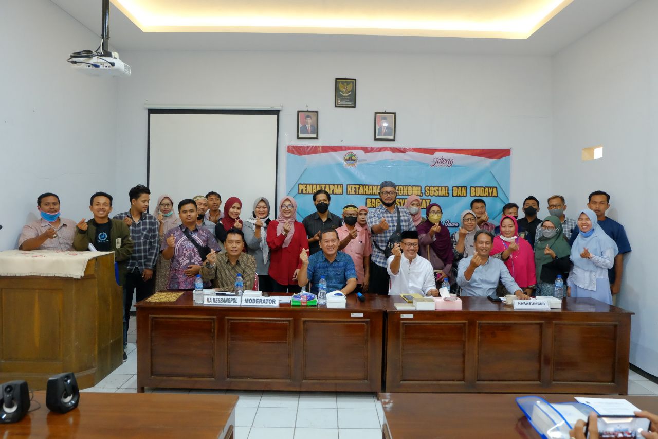 Foto: Foto bersama peserta sosialisasi Pemantapan Ketahanan Ekonomi, Sosial dan Budaya Bagi Masyarakat(Sumber: VIND/palevioletred-jellyfish-458835.hostingersite.com)
