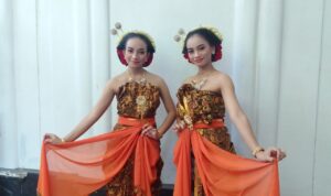 Foto: Vallen Maharani (kanan) dan Olivia Maharani (kiri) (Sumber: Anwar/palevioletred-jellyfish-458835.hostingersite.com)