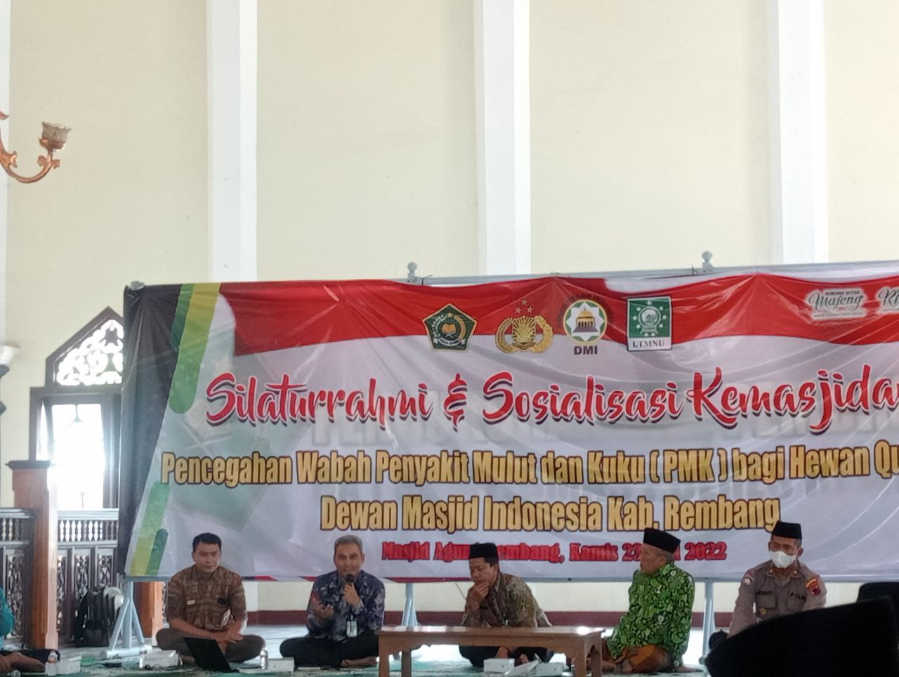Foto: Dewan Masjid Indonesia Kabupaten Rembang mengadakan silahturahmi dan sosialisasi kemasjidan dalam rangka Pencegahan wabah Penyakit Mulut dan Kuku (PMK) bagi Hewan Qurban di Masjid Agung Rembang lantai 2/palevioletred-jellyfish-458835.hostingersite.com/Sri Lestari