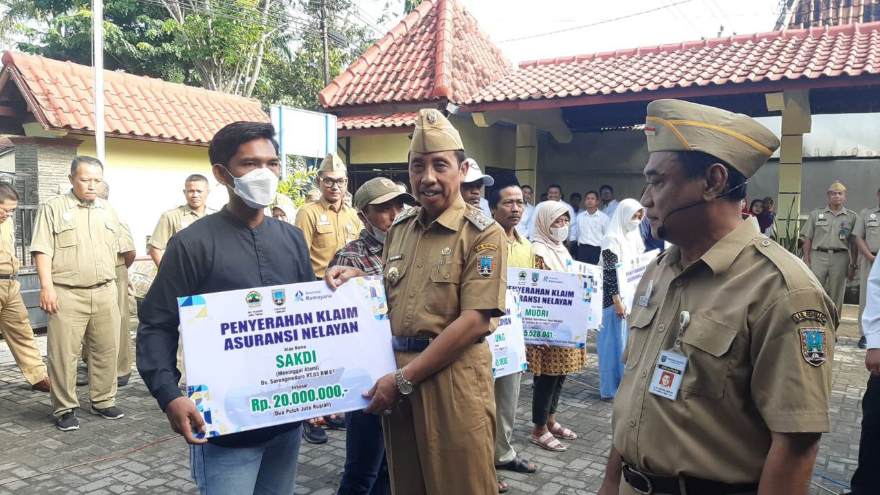 Foto: Bupati Rembang Abdul Hafidz saat menyerahkan klaim Asuransi ke Nelayan /palevioletred-jellyfish-458835.hostingersite.com/Sri Lestari