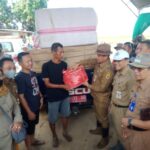 Foto : Pemberian Bantuan dari DINSOSP3AKB bersama dengan wakil Bupati Pati dan OPD lainnya untuk korban banjir Desa Tunjungrejo (Sumber : palevioletred-jellyfish-458835.hostingersite.com/Anang SY)