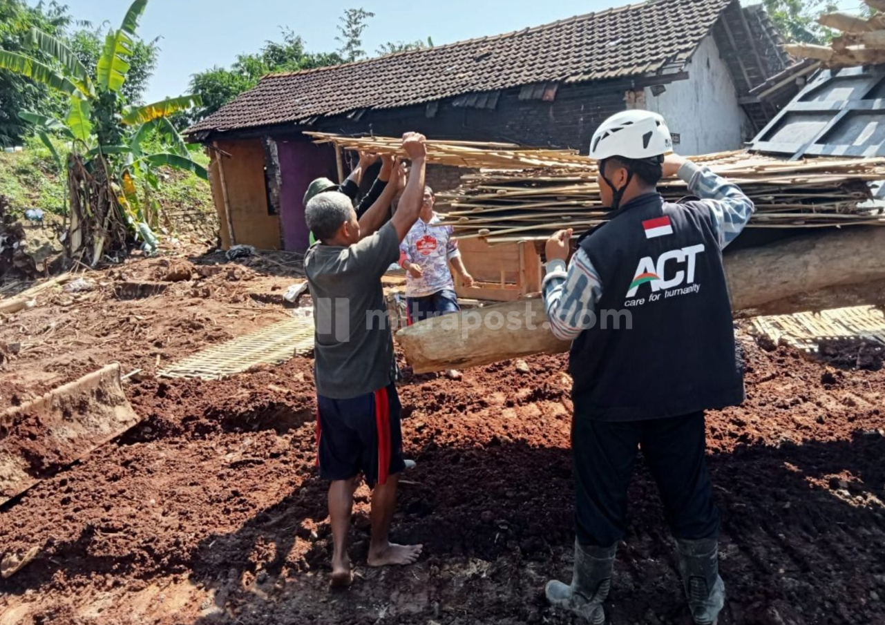 ACT Pati Kerahkan Relawan Bantu Warga Tunjungrejo yang Terkena Banjir Bandang