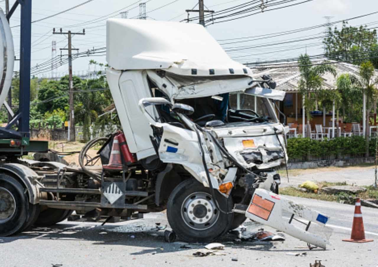 Diduga Sopir Ngantuk, Truk Kecelakaan di Tol Jagorawi