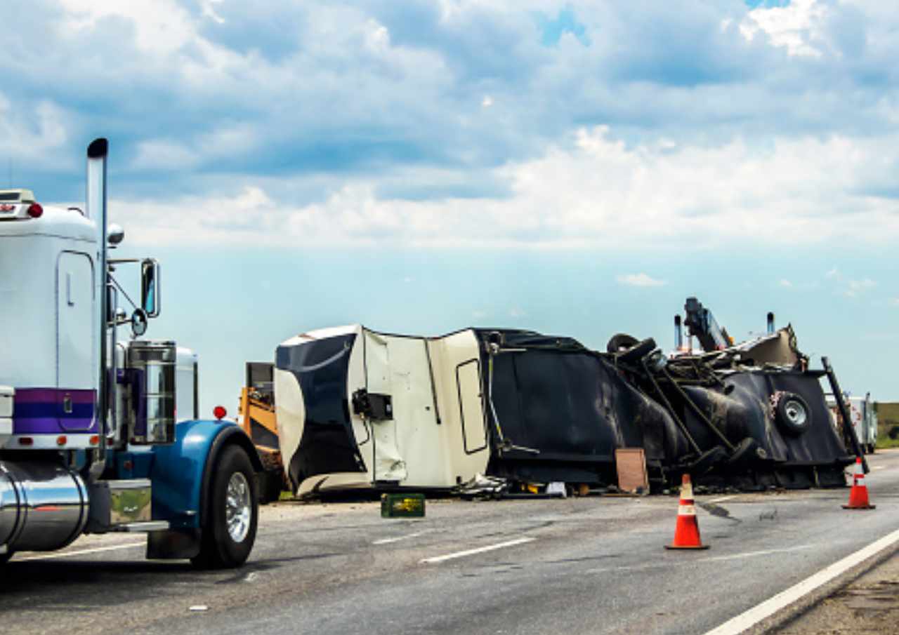 Sopir Ngantuk, Truk Bermuatan Bata Terguling di Tol Jagorawi