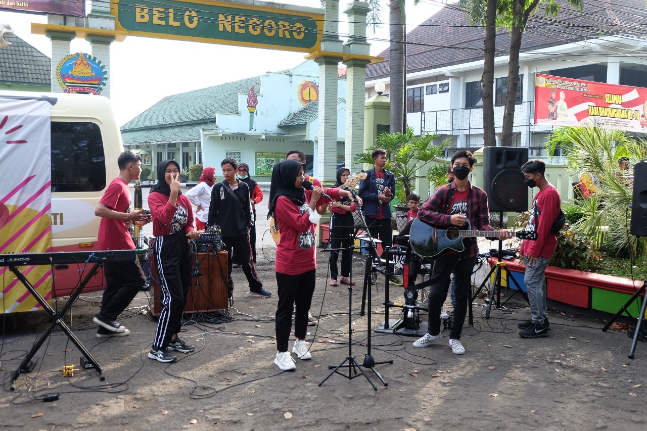 Foto: Penampilan musik yang disajikan oleh SMAN 2 Pati (sumber: vind/palevioletred-jellyfish-458835.hostingersite.com )