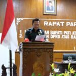 Foto: Suhartono Komisi A saat menyampaian pandangan DPRD terkait raperda miras (sumber: vind/palevioletred-jellyfish-458835.hostingersite.com )