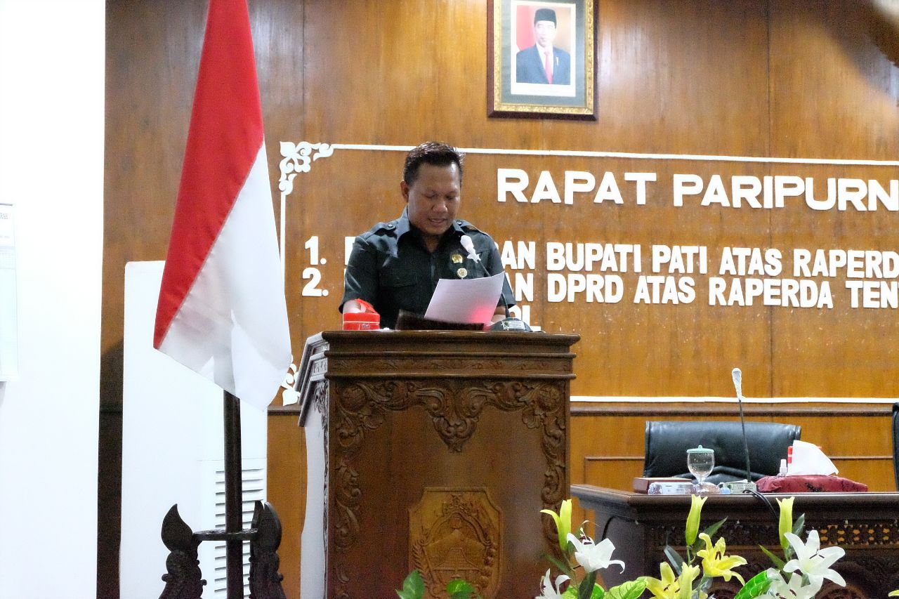 Foto: Suhartono Komisi A saat menyampaian pandangan DPRD terkait raperda miras (sumber: vind/palevioletred-jellyfish-458835.hostingersite.com )