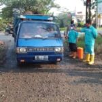 Foto: Penyemprotan Desinfektan di Pasar Hewan Margorejo (sumber: Humas Polres Pati)