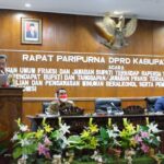 Foto:Bupati Pati Haryanto Saat membacakan materi di Rapat Paripurna (sumber: vind/palevioletred-jellyfish-458835.hostingersite.com )