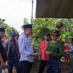 Foto : Endro Dwi Cahyono saat mengobrol dengan salah satu kepala desa dalam agenda penyaluran bansos kepada desa terdampak banjir (Sumber : palevioletred-jellyfish-458835.hostingersite.com/Anang SY)
