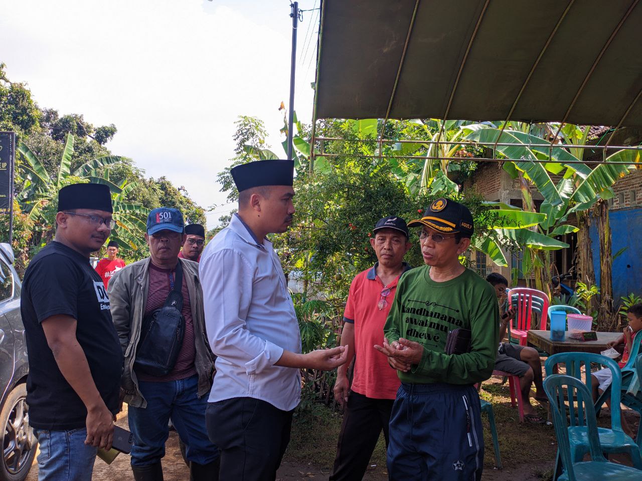 Foto : Endro Dwi Cahyono saat mengobrol dengan salah satu kepala desa dalam agenda penyaluran bansos kepada desa terdampak banjir (Sumber : palevioletred-jellyfish-458835.hostingersite.com/Anang SY)