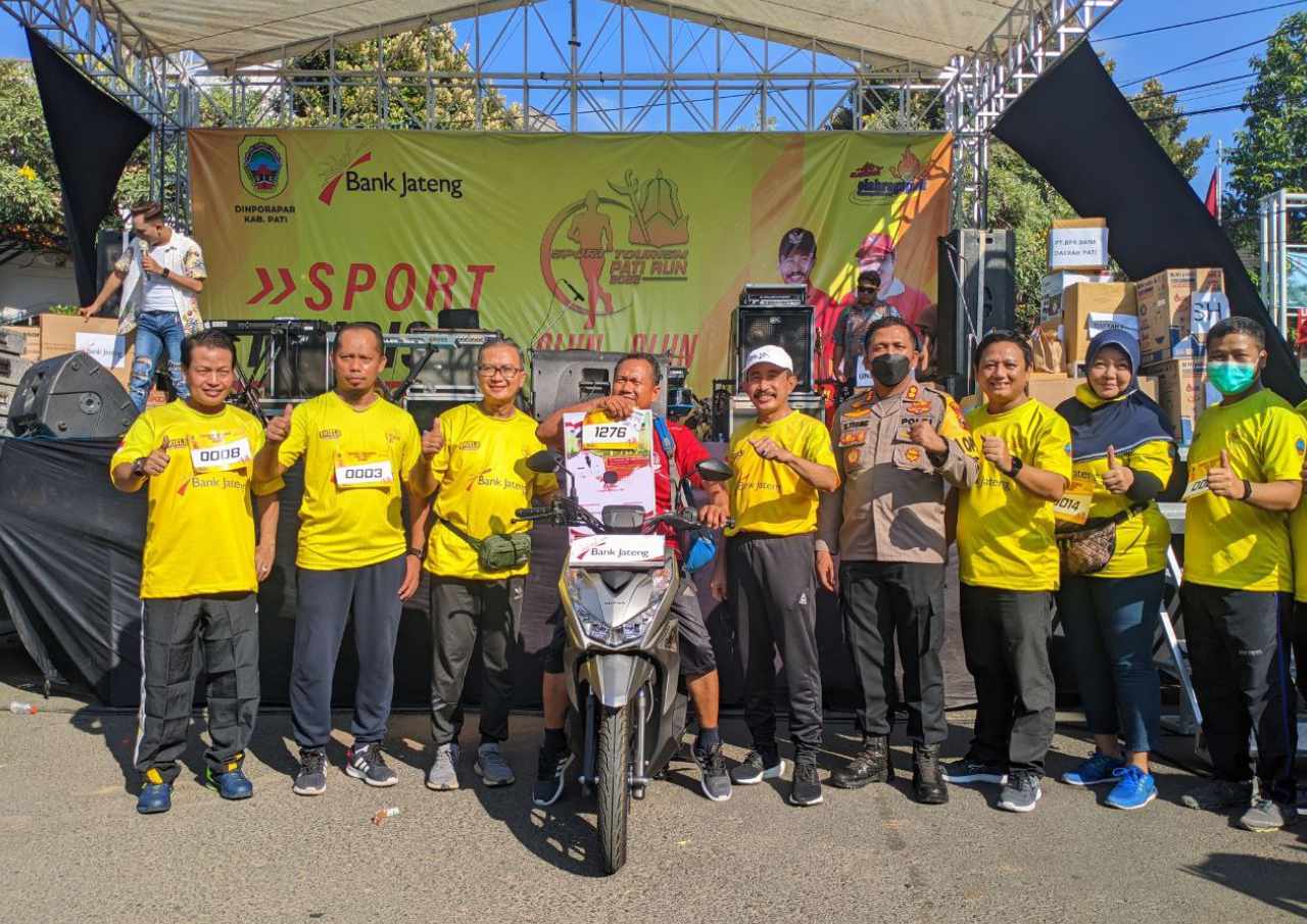 Guru SMPN 2 Winong Dapatkan Hadiah Utama Motor Dalam Sport Tourism Pati Run 2022