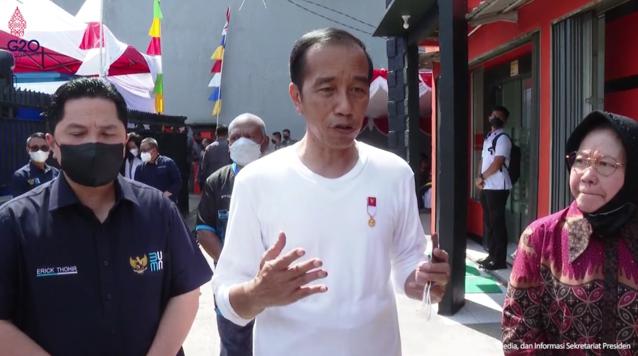 Jokowi Serahkan BLT BBM Agar Daya Beli Masyarakat Meningkat