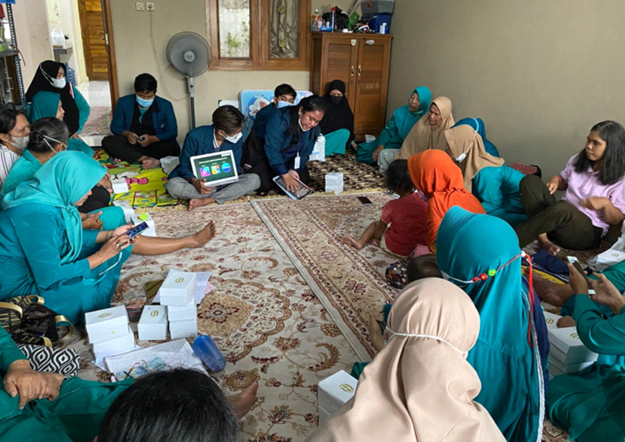 Tingkatkan Strategi Pemasaran, Mahasiswa KKN UNDIP Gelar Pelatihan Fotografi Produk dan Pembuatan Poster