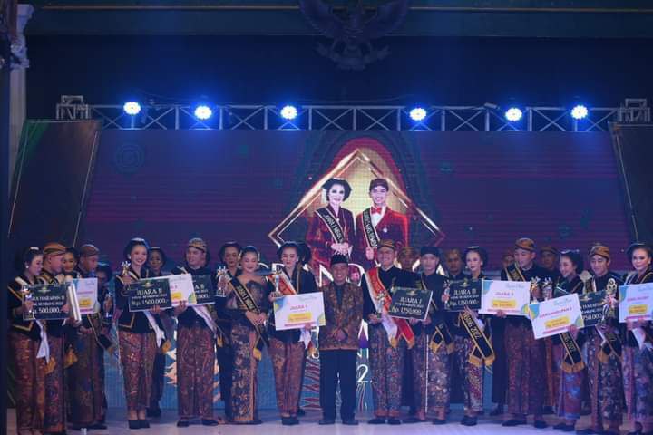 Foto: Para Juara Mas dan Mbak Duta Wisata Kabupaten Rembang tahun 2022/palevioletred-jellyfish-458835.hostingersite.com/Sri Lestari