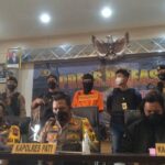 Foto: PH alias Banyak saat dihadirkan didepan awak media melalui Konferensi Pers (Sumber: vind/palevioletred-jellyfish-458835.hostingersite.com)