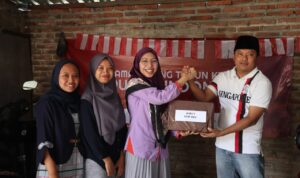 Penyerahan Hadiah Lomba 17an Periangatan HUT RI - Mitrapost