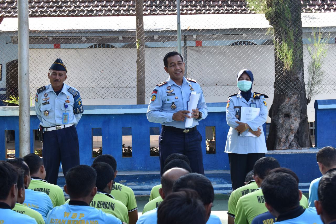 Foto: Kepala Rutan Kelas IIB Rembang saat sosialisasi di lapangan Rutan Rembang/palevioletred-jellyfish-458835.hostingersite.com/Sri Lestari