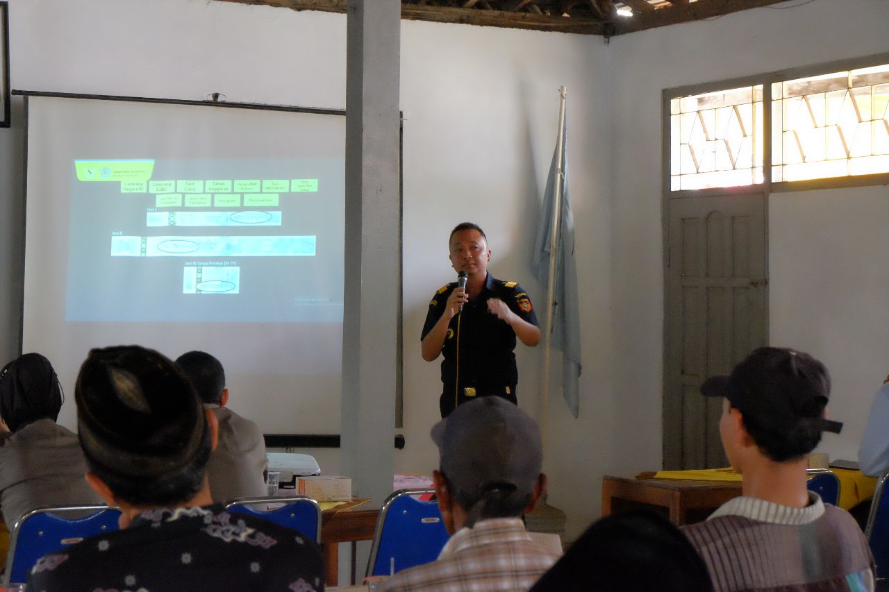Foto: Budi Santoso Bea Cukai Kudus sast menyampaikan materi di sosialisasi rokok ilegal (Sumber: VIND/palevioletred-jellyfish-458835.hostingersite.com)
