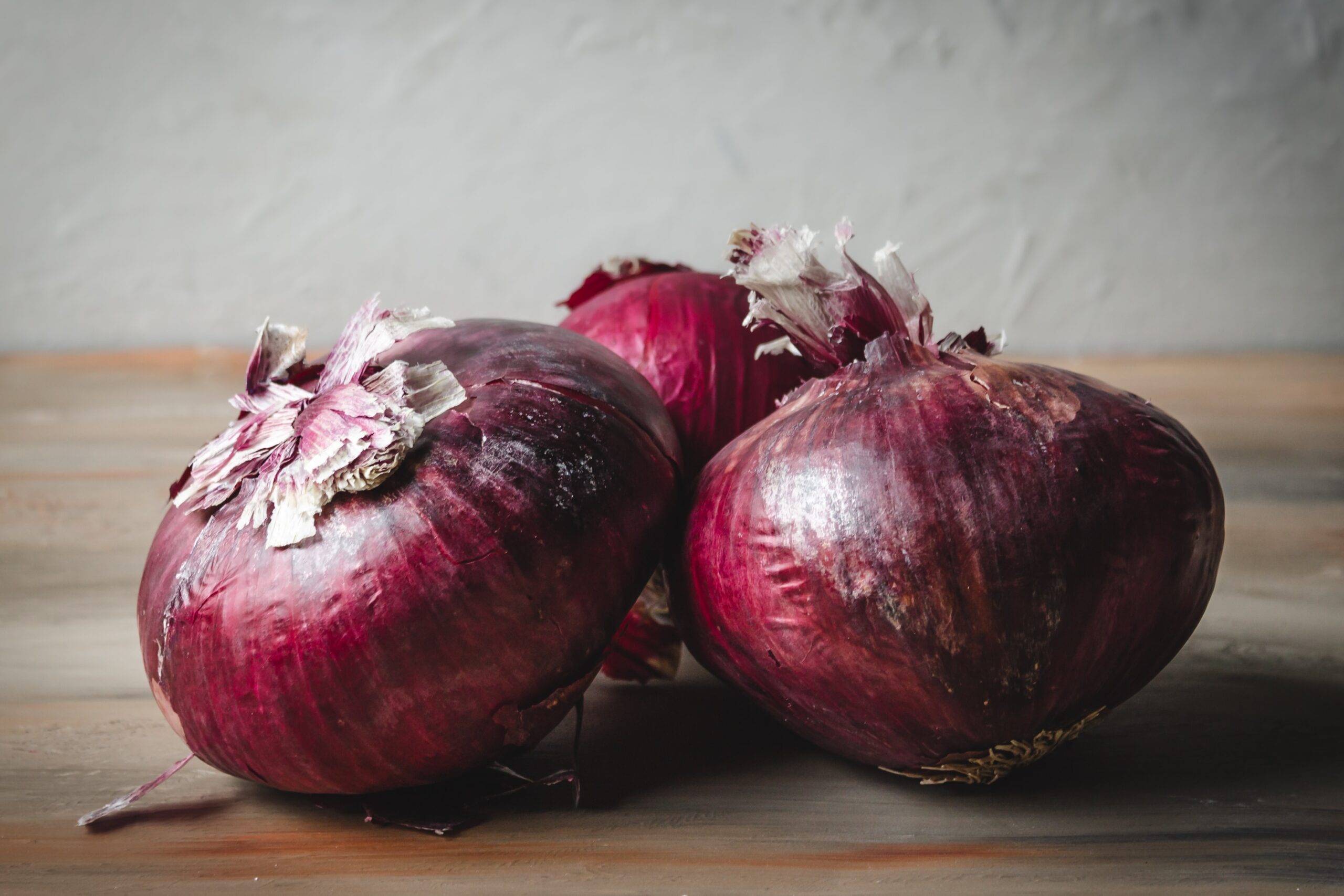 Suka Berkebun? Ketahui Manfaat Kulit Bawang Merah untuk Tanaman