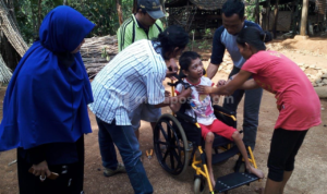 Tepis Kabar Disabilitas Tak Pernah Dapat Bantuan, DINSOSP3AKB Lakukan Visitasi dan Pemberian Kursi Roda