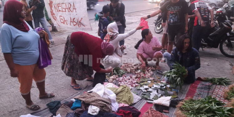 Protes Kenaikan Harga BBM, Pemuda Pati Gelar Pasar Gratis
