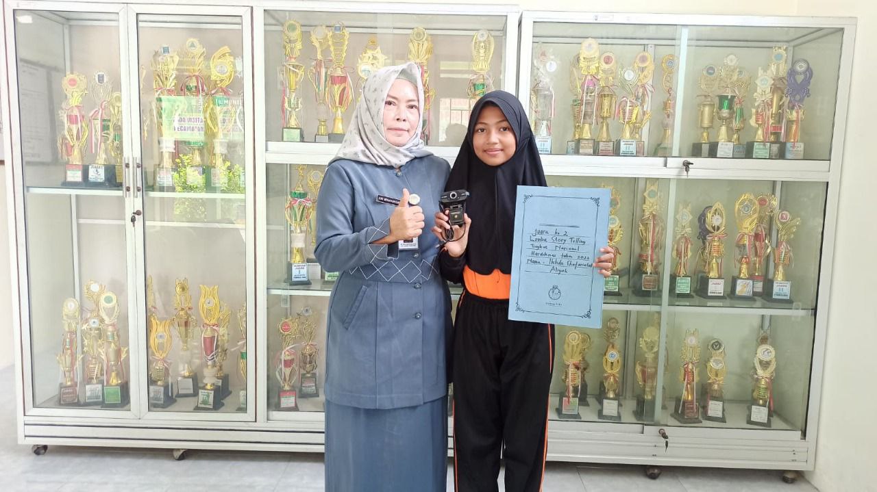 Foto: Juara kedua Ikhda Shofariatul Aliyah Lomba Story Telling dan Kepala Sekolah SDN 2 Waru Rembang Sri Minaningrum/palevioletred-jellyfish-458835.hostingersite.com/Sri Lestari