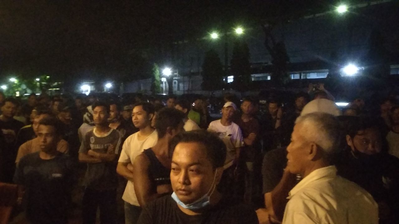 Foto: Suasana Demo di depan Koplak Karaoke (Sumber: VIND/palevioletred-jellyfish-458835.hostingersite.com)